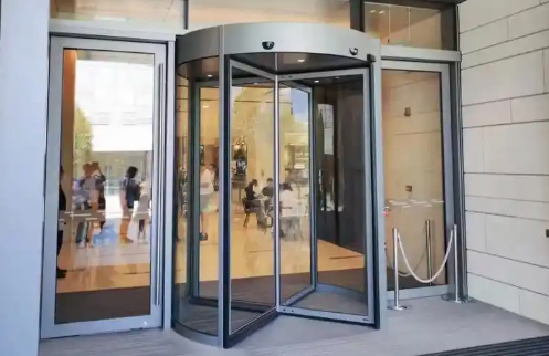 天水旋转门改善残障人士的出行体验！