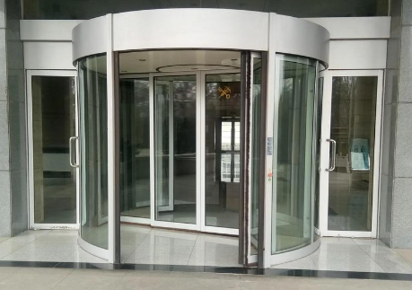 天水旋转门需要配备哪些安全防护措施？